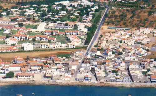 Vista Aérea de Cabanas, com a baixa-mar abaixo e as Pedras da Rainha à esquerda da estrada